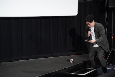 置かれたマイクを拾う天津飯大郎。