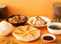 「とんでもスキルで異世界放浪メシ2」テーマカフェ、ドラちゃん虜にした餃子を提供