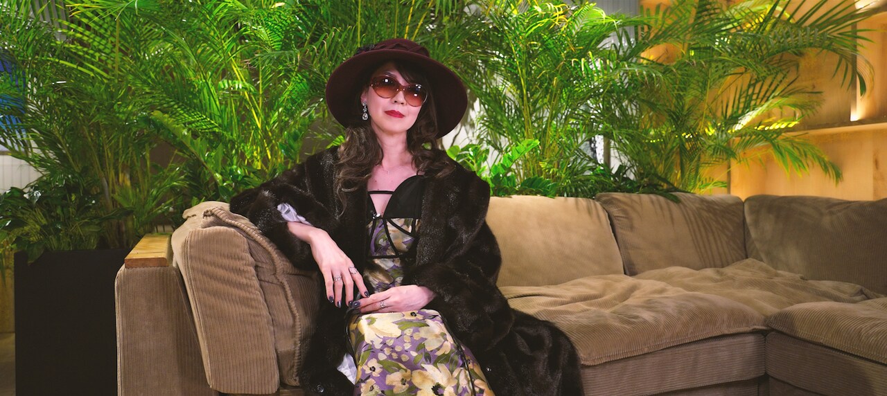 インタビュー動画に登場する“お三石お琴乃”（三石琴乃）