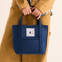 「夏目友人帳」フェルトトートバッグの使用イメージ