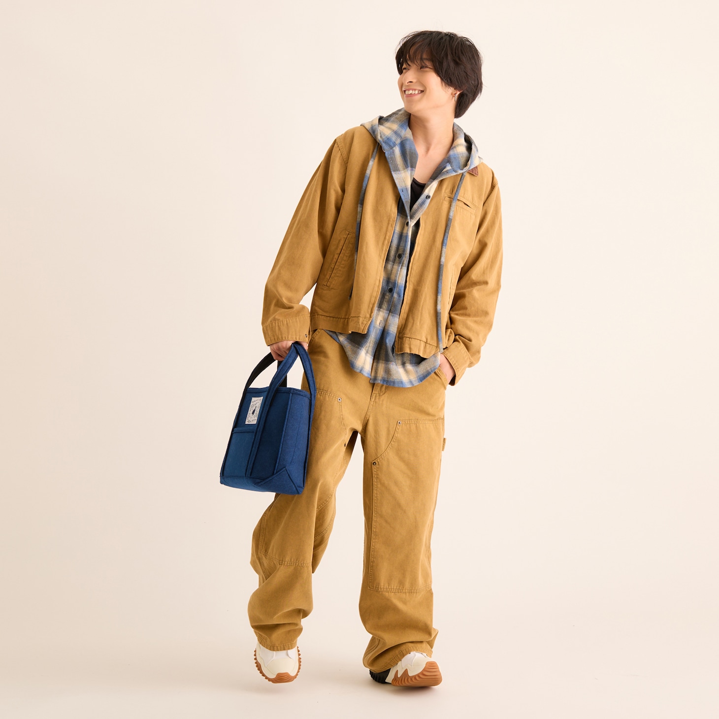 「夏目友人帳」フェルトトートバッグの使用イメージ