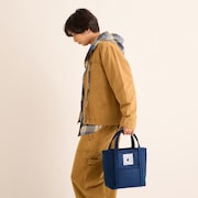 「夏目友人帳」フェルトトートバッグの使用イメージ