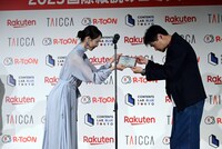 読者人気賞の授賞シーン