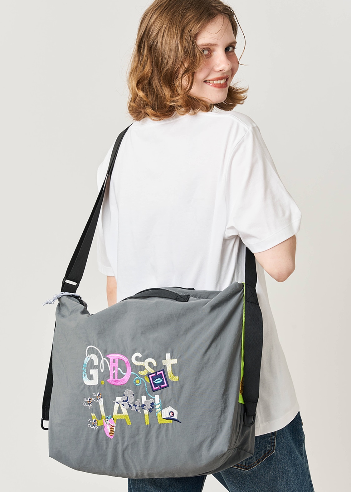 「G.D.st JAIL｜ショルダーバッグ」 (c)LUCKY LAND COMMUNICATIONS／集英社・ジョジョの奇妙な冒険SO製作委員会