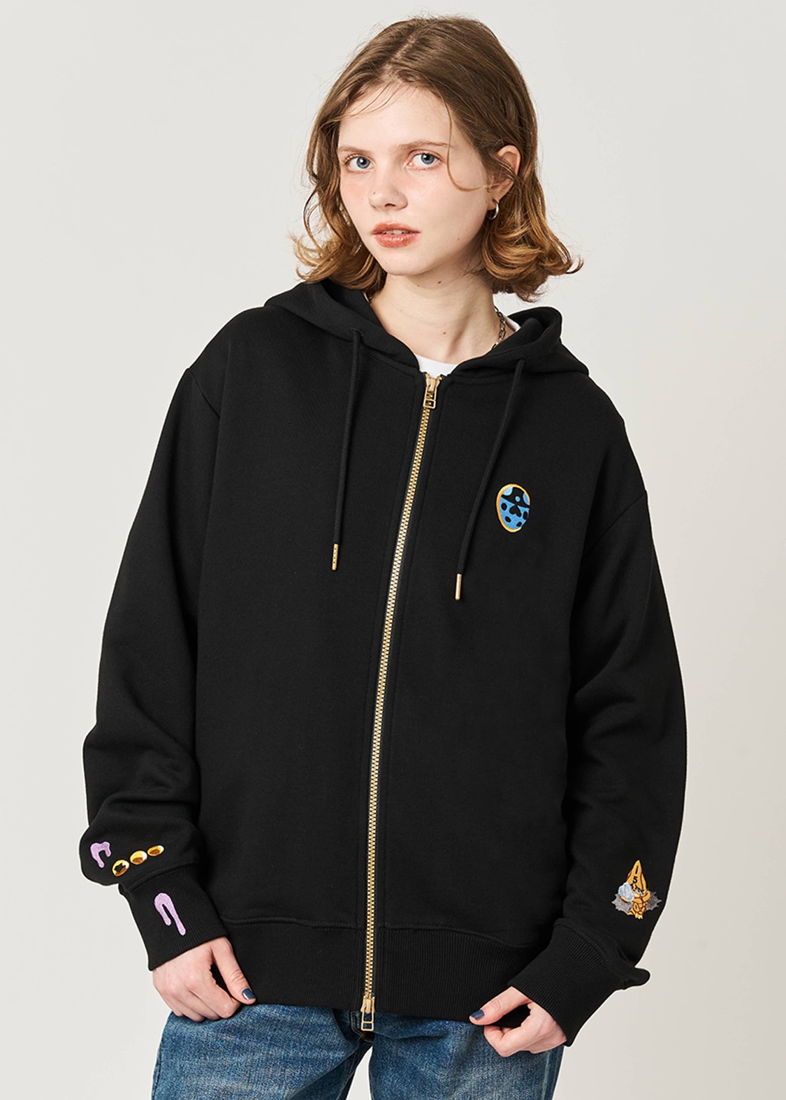 「護衛チーム モチーフ｜裏毛ジップパーカー」 (c)LUCKY LAND COMMUNICATIONS／集英社・ジョジョの奇妙な冒険GW製作委員会