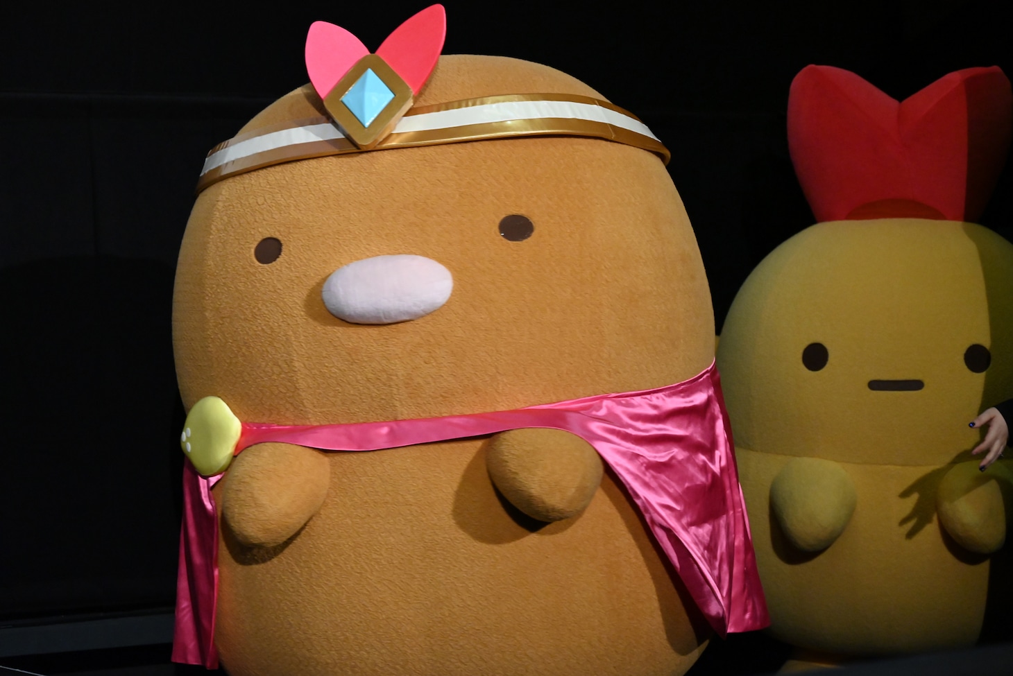 会場のすみっこから登場するとんかつとえびふらいのしっぽ