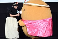 とんかつをエスコートする本上まなみ