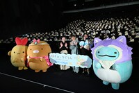 「映画 すみっコぐらし 空の王国とふたりのコ」公開初日舞台挨拶の様子。左からえびふらいのしっぽ、とんかつ、本上まなみ、井ノ原快彦、イワタナオミ監督、とかげ