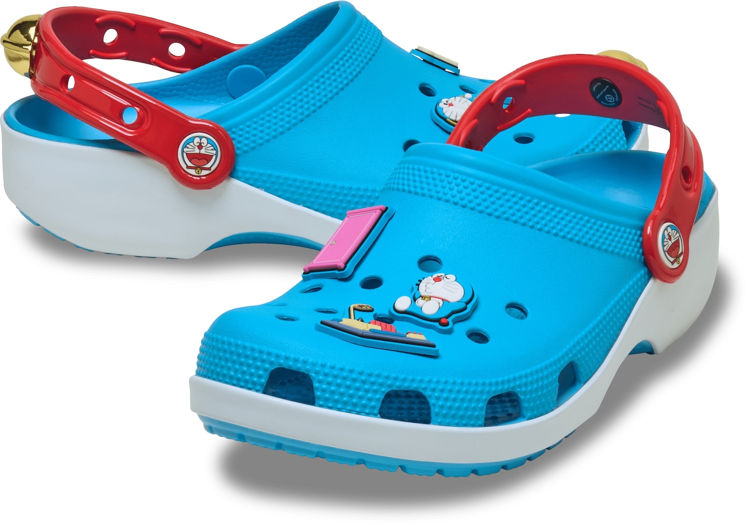 「ドラえもん」×クロックスのコラボアイテム登場、かかとの鈴がアクセント