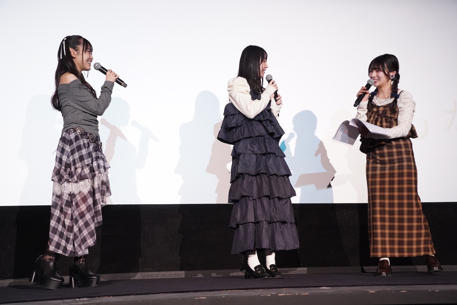 左から立石凛、羊宮妃那、青木陽菜