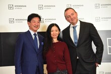 Kodansha Studios設立発表会見の様子。左から講談社代表取締役社長の野間省伸氏、クロエ・ジャオ監督、ニコラス・ゴンダプロデュサー