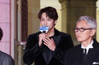 左から宮野真守、松重豊