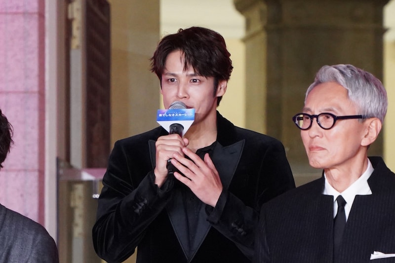 左から宮野真守、松重豊