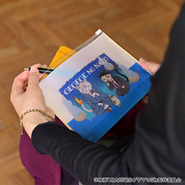 「ガゼットスライダーポーチ（鬼太郎の父と水木）」の使用イメージ