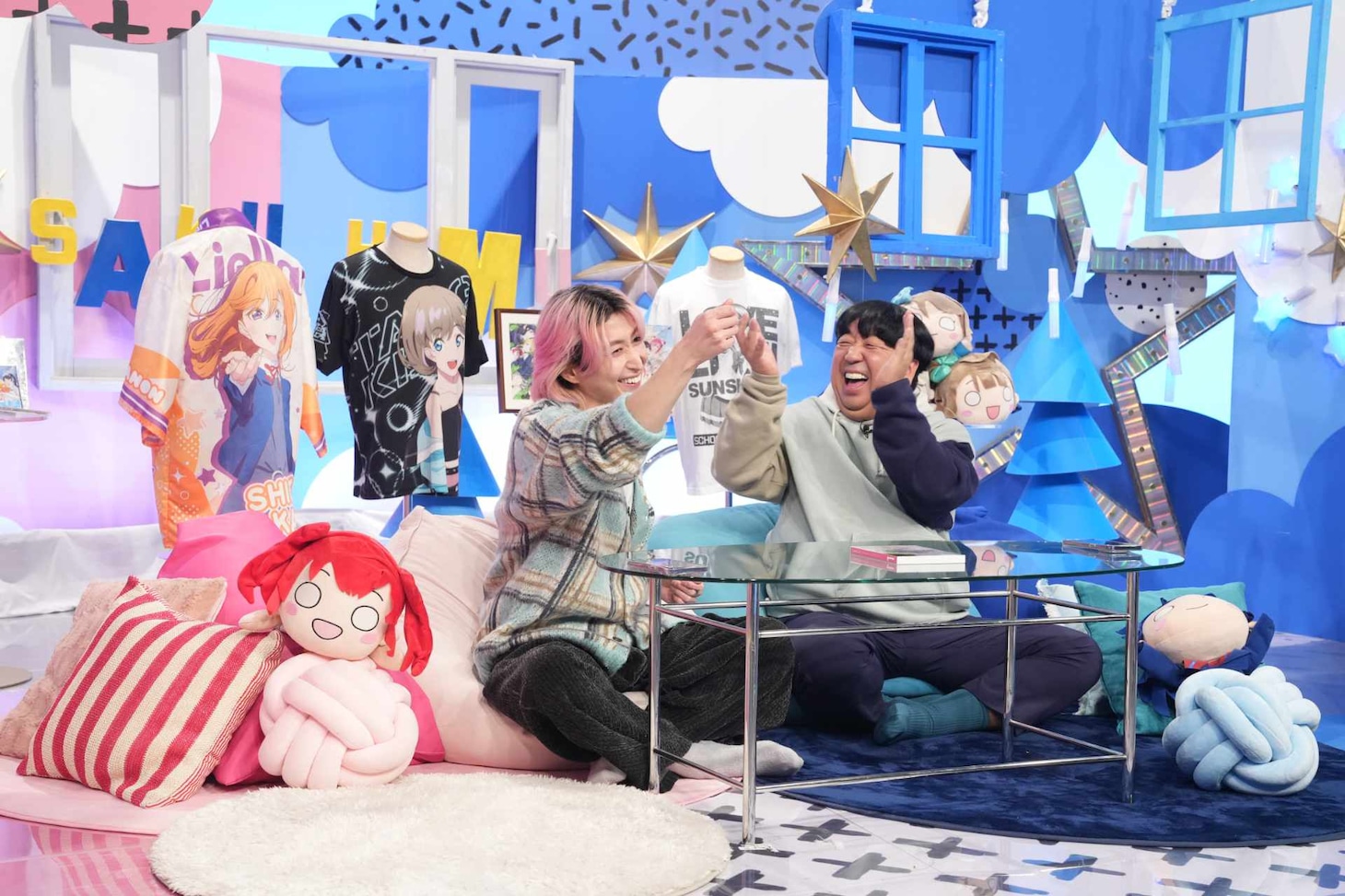 「サクサクヒムヒム ☆推しの降る夜☆」場面写真。左から佐久間大介、日村勇紀