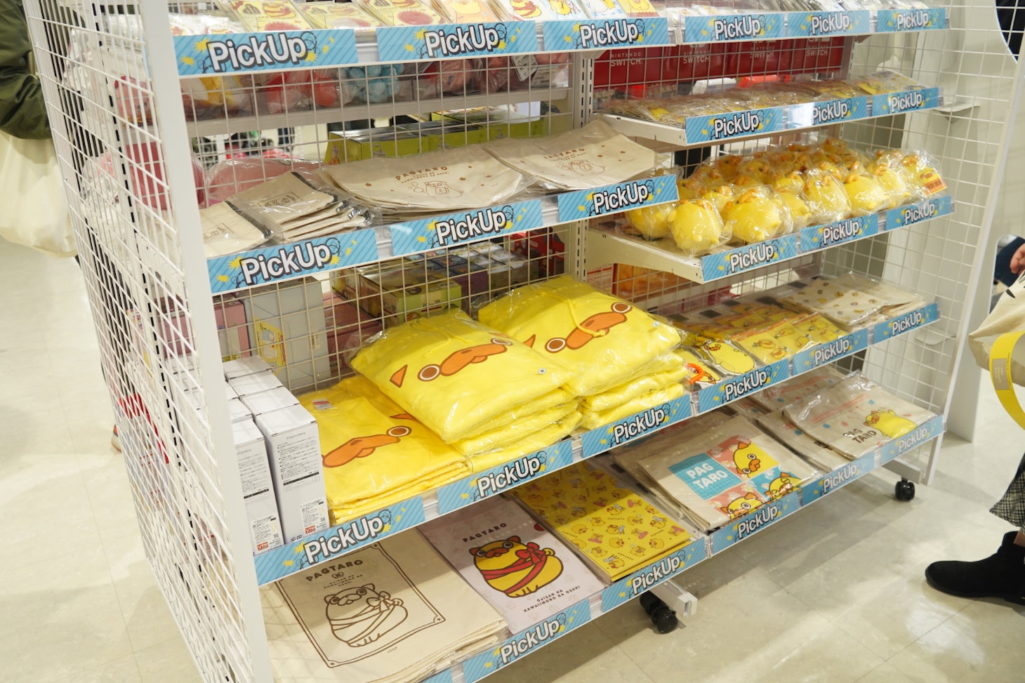 アニメイト池袋本店に設置された「おじさんはカワイイものがお好き。」特集コーナー