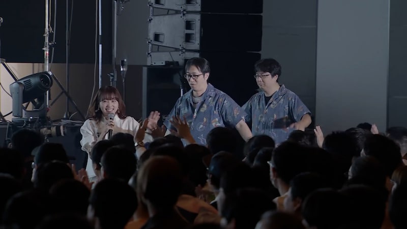 小原好美。二羽の渡り鳥になりきった原作シナリオの魁、中島直人プロデューサーを従えて登場