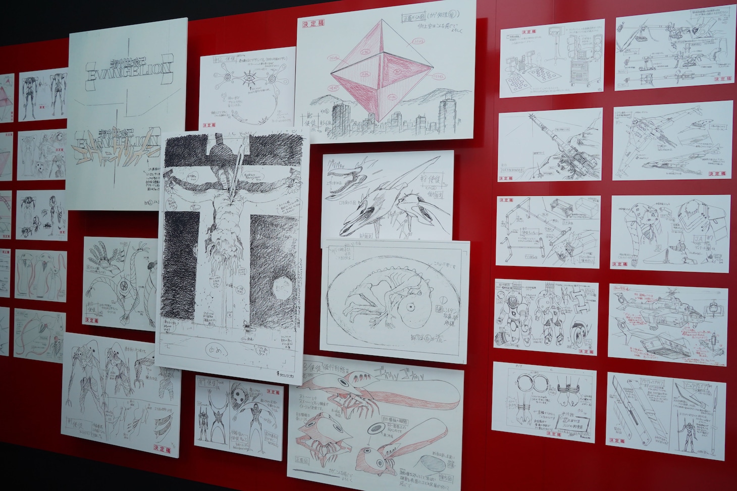 「30周年記念展『ALL OF EVANGELION』」の展示。