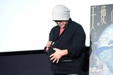 おもむろに“たまご”をお腹に隠す押井守監督