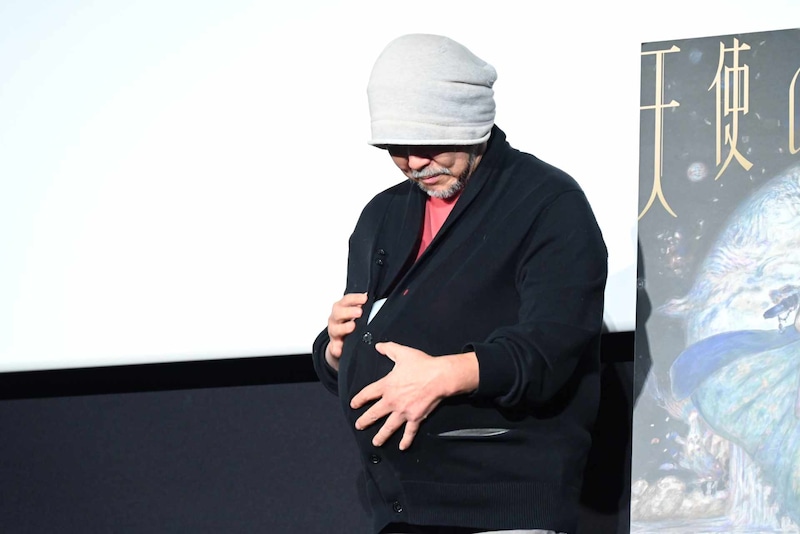 おもむろに“たまご”をお腹に隠す押井守監督