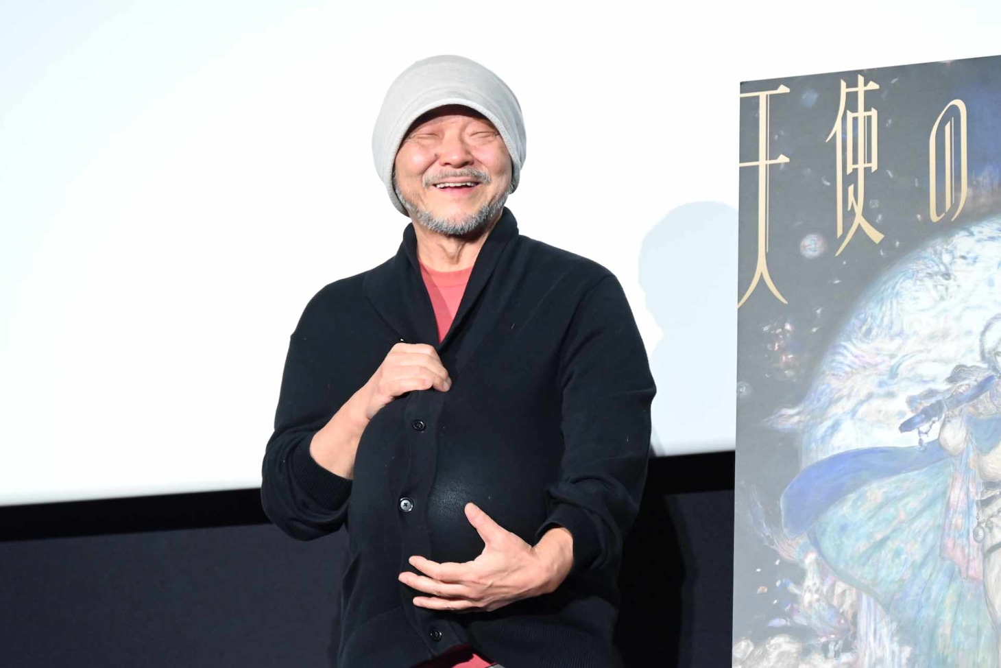 “たまご”を隠し笑顔を見せる押井守監督