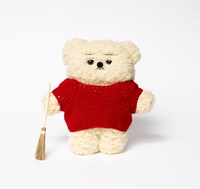 ぬいぐるみ作家のpienilusikkaが制作したくまさきさんのぬいぐるみ