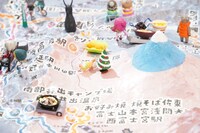 「ゆるキャン△」10周年記念展、巨大ジオラマになでしこやリンたちのミニマスコット