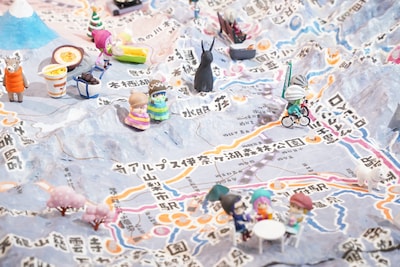 巨大ジオラマの上に置かれた登場人物たちのマスコット