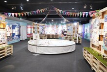 「ゆるキャン△」10周年記念展、巨大ジオラマになでしこやリンたちのミニマスコット