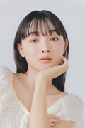 ユカ役の新野尾七奈