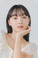 ユカ役の新野尾七奈