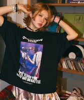 「劇場版『チェンソーマン レゼ篇』プリント クルーネックTシャツ」の
「チェンソーマン＆ボム」黒の着用イメージ