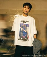 「劇場版『チェンソーマン レゼ篇』プリント クルーネックTシャツ」の
「チェンソーマン＆ボム」白の着用イメージ