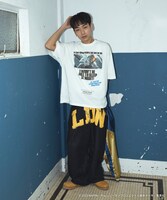 「劇場版『チェンソーマン レゼ篇』プリント クルーネックTシャツ」の「チェンソーマン」白の着用イメージ