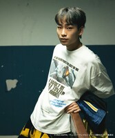 「劇場版『チェンソーマン レゼ篇』プリント クルーネックTシャツ」の「チェンソーマン」白の着用イメージ