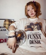 「劇場版『チェンソーマン レゼ篇』プリント クルーネックTシャツ」の「レゼ」白の着用イメージ