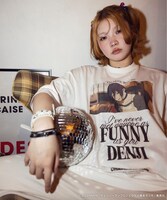 「劇場版『チェンソーマン レゼ篇』プリント クルーネックTシャツ」の「レゼ」白の着用イメージ