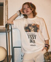 「劇場版『チェンソーマン レゼ篇』プリント クルーネックTシャツ」の「レゼ」白の着用イメージ