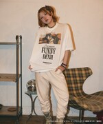 「劇場版『チェンソーマン レゼ篇』プリント クルーネックTシャツ」の「レゼ」白の着用イメージ