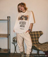 「劇場版『チェンソーマン レゼ篇』プリント クルーネックTシャツ」の「レゼ」白の着用イメージ