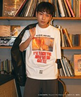 「劇場版『チェンソーマン レゼ篇』プリント クルーネックTシャツ」の「ボム」白の着用イメージ