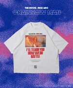 「劇場版『チェンソーマン レゼ篇』プリント クルーネックTシャツ」の「ボム」白