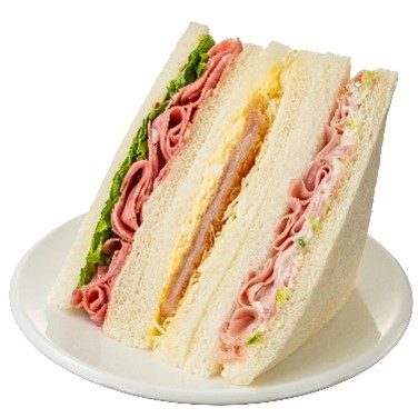 「ハム&ソフトサラミサンド」。494kcal