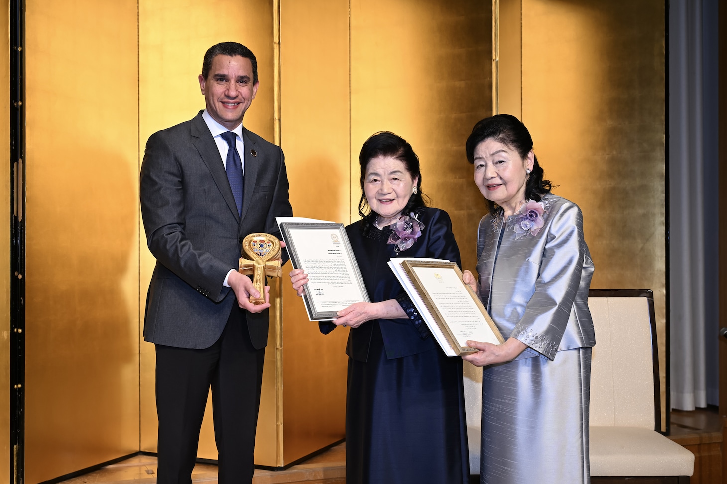 左から駐日エジプト・アラブ共和国大使のラギィ・エルエトレビ閣下、細川智栄子、芙～みん