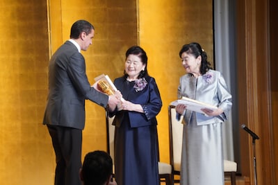 左から駐日エジプト・アラブ共和国大使のラギィ・エルエトレビ閣下、細川智栄子、芙～みん