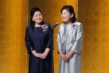 左から細川智栄子、芙～みん