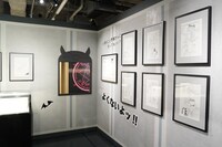 「魔入りました！入間くん」原作初の展覧会オープン！生原稿を多数展示、作中の再現も
