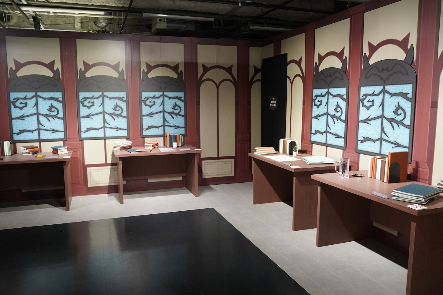 「魔入りました！入間くん展～魔界へようこそ！～」の様子。先生たちの私物が展示されている