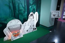 「魔入りました！入間くん」原作初の展覧会オープン！生原稿を多数展示、作中の再現も