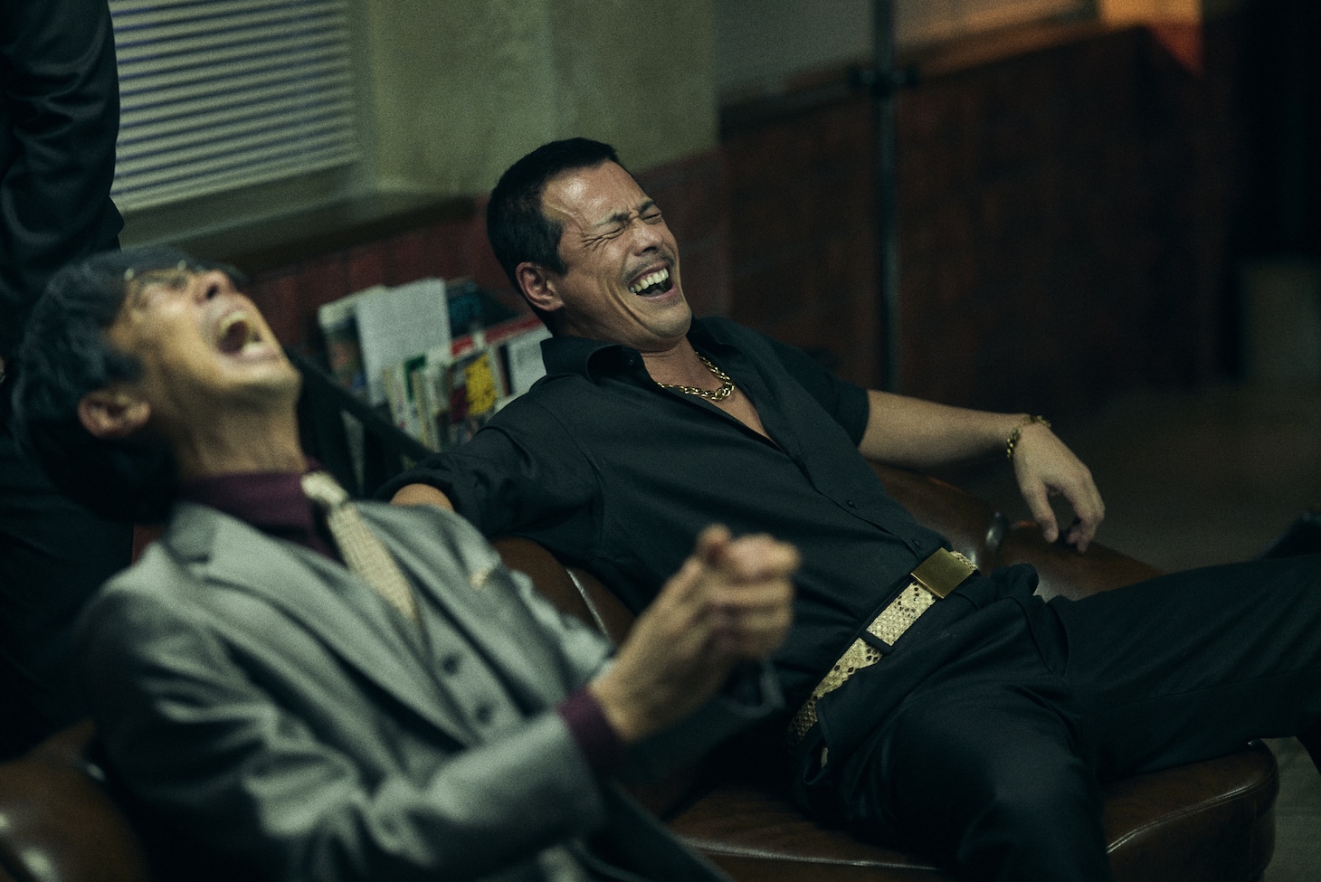 ドラマ「ドンケツ season2」より、伊藤英明演じるロケマサと眞島秀和演じる村松